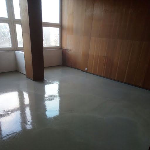 Provedená samonivelační stěrka pod lino