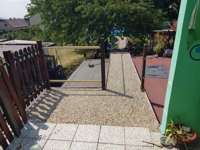 Aplikace kamenného koberce na terasu